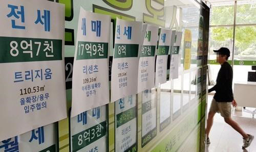 서울에서 최근 5년간 9억원 이상 고액 전세가 4배 급증한 것으로 나타났다. 사진은 공인중개업소 전경.<연합뉴스>